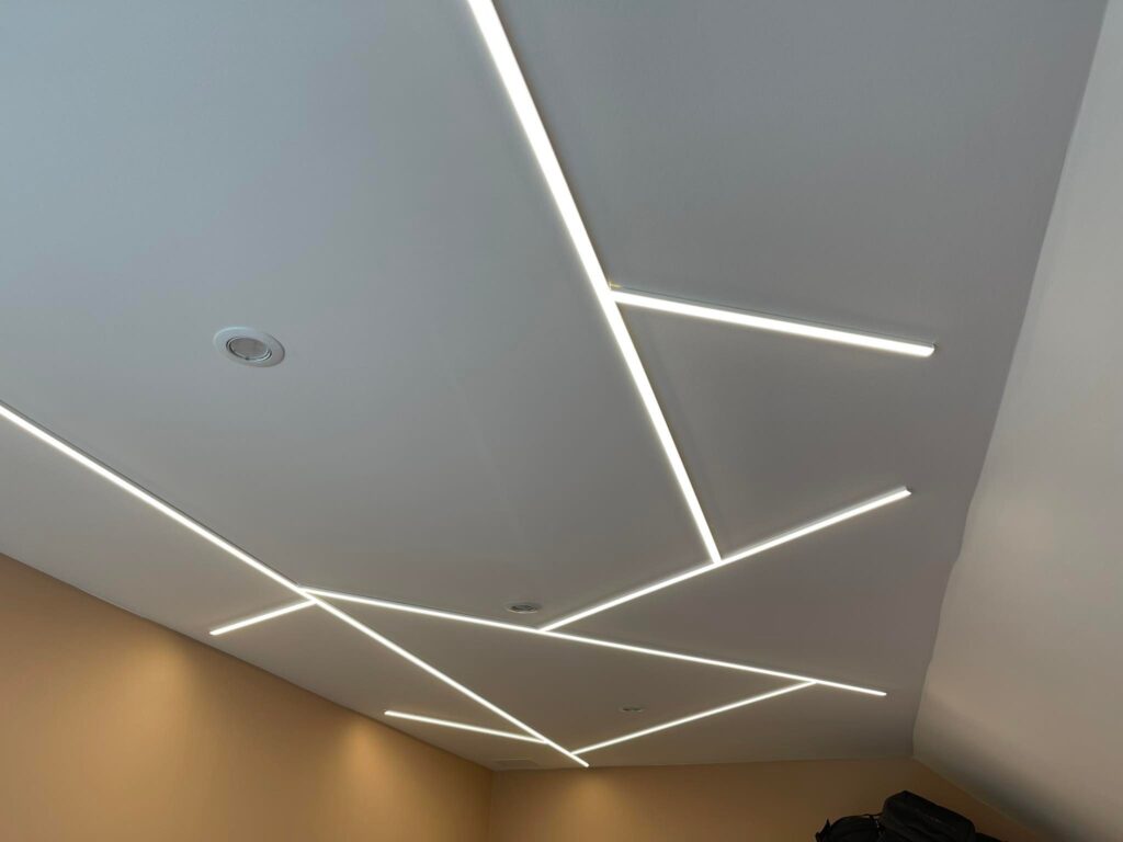 Modern falon kívüli LED világítás a mennyezeten.