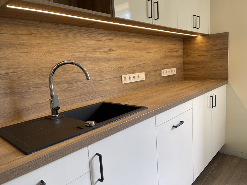 Modern konyha, fa hatású pult, LED világítással.