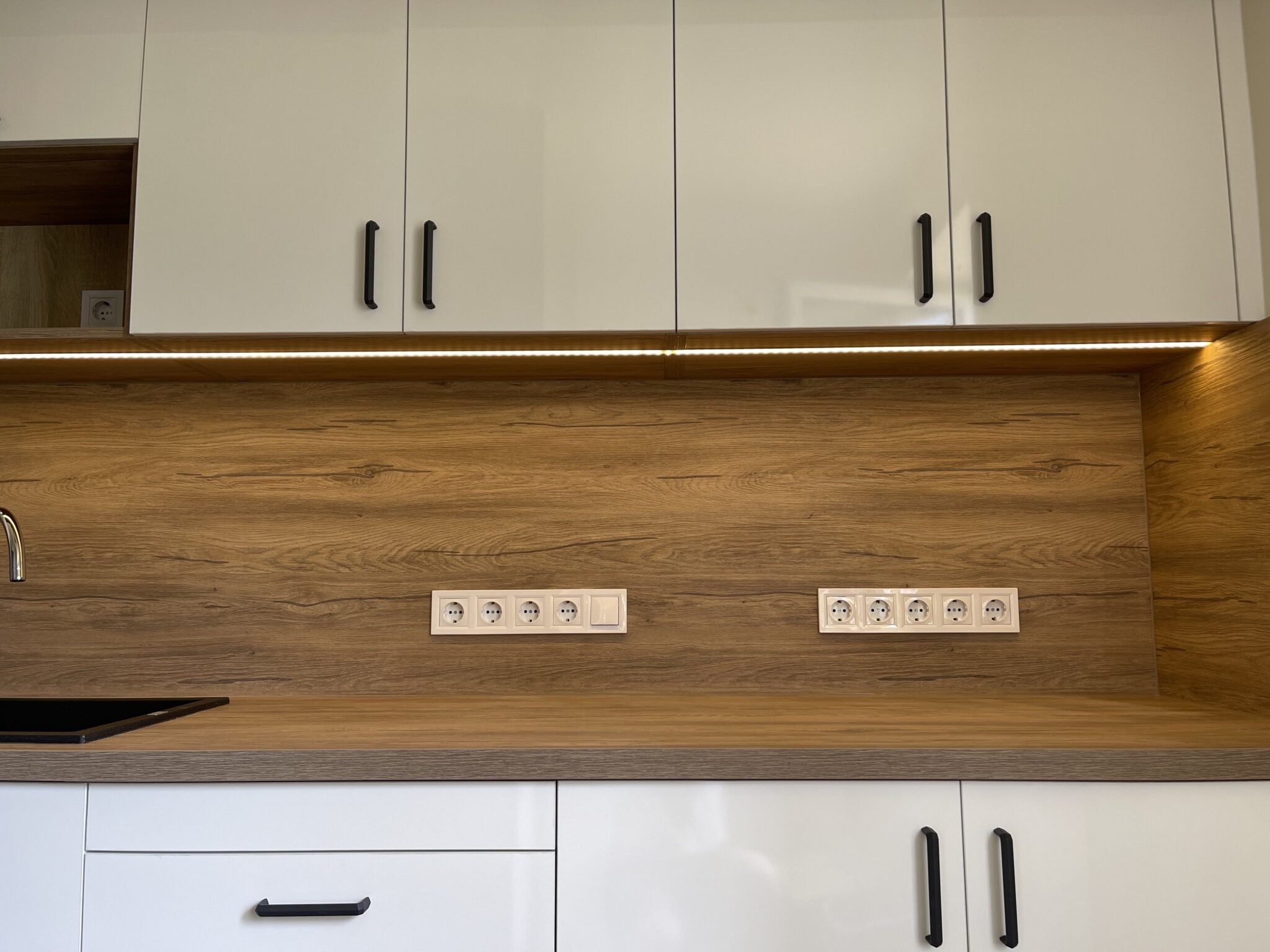 Modern konyha, világos színek.